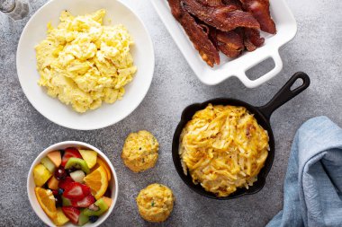 Çırpılmış yumurta, pastırma ve patates ile tam kahvaltı