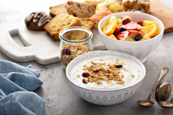 Table de petit déjeuner avec granola, yaourt et fruits — Photo