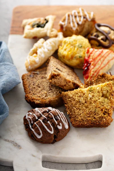 Verscheidenheid aan kleine gebakjes voor het ontbijt — Stockfoto