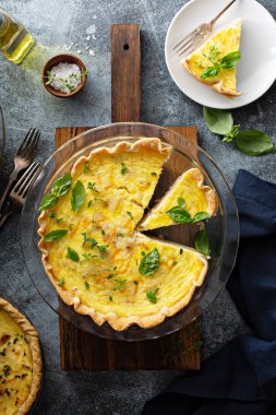 Jambon ve peynir ile Quiche Lorraine