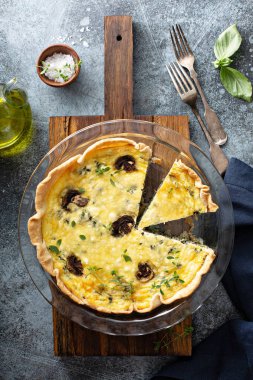 Ispanak, mantar ve beyaz peynir kiş