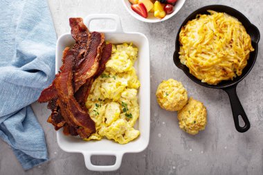 Çırpılmış yumurta, pastırma ve patates ile tam kahvaltı