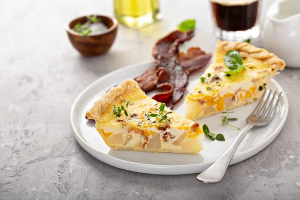 Breakfast plate with bacon and potato quiche — Stock Photo, Image