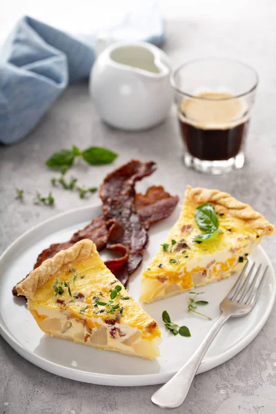 Prato de pequeno-almoço com bacon e quiche de batata — Fotografia de Stock