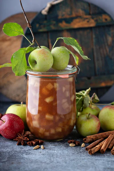 Appeltaart vulling in een pot — Stockfoto