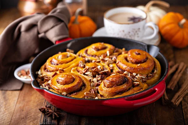 Pumpkin cinnamon rolls with pecan — Stock Photo, Image