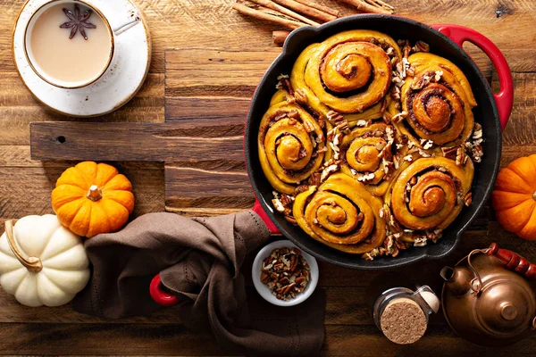 Rollos de canela de calabaza con nuez —  Fotos de Stock