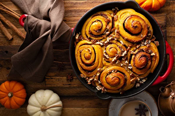 Pompoen kaneel broodjes met Pecan — Stockfoto