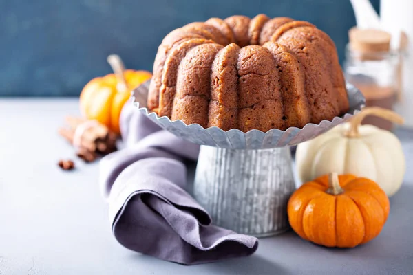 Pompoen bundt cake met roomkaas vulling — Stockfoto