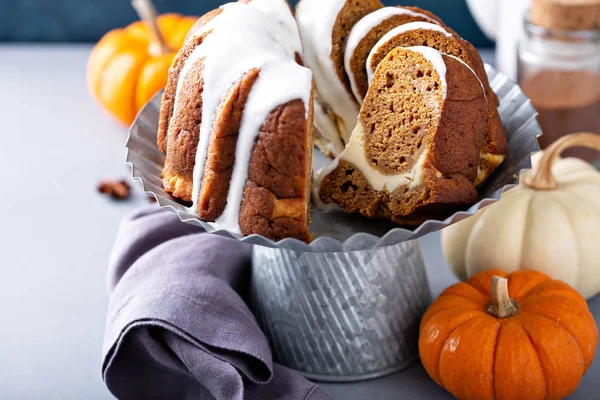 Pompoen bundt cake met roomkaas vulling — Stockfoto