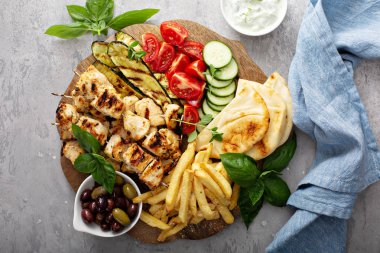 Izgara tavuk kebaplar sebze ile tabak