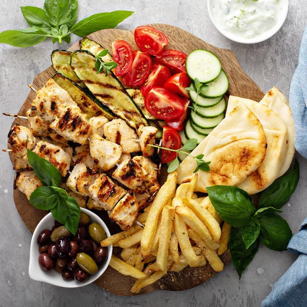 Grilled chicken kebabs platter with vegetables — Stock Photo, Image
