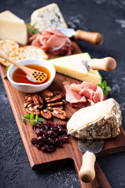 Peynir ve atıştırmalık tahtası