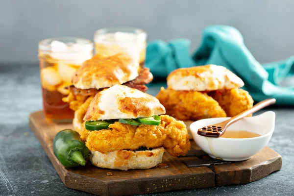 Ontbijt koekjes broodjes met gebakken kip — Stockfoto