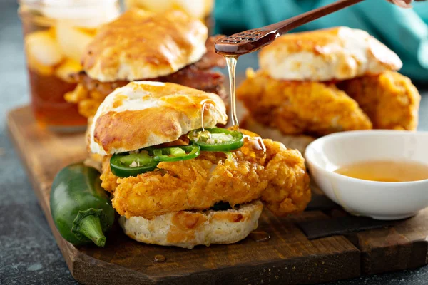 Ontbijt koekjes broodjes met gebakken kip — Stockfoto