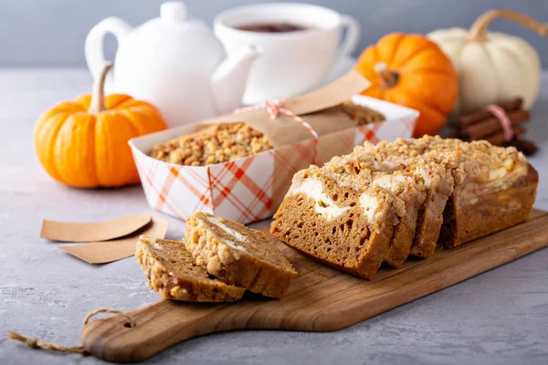 Pompoen brood of cake met roomkaas — Stockfoto