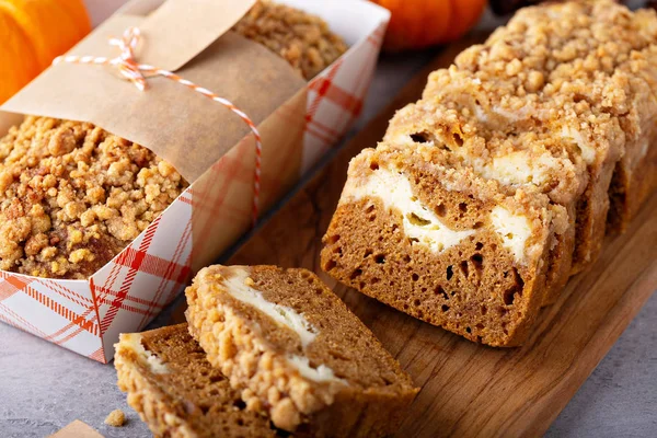 Sütőtök kenyér vagy torta krémsajttal — Stock Fotó
