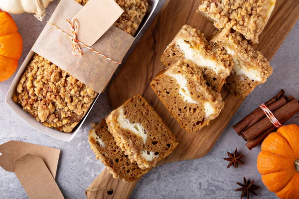 Pompoen brood of cake met roomkaas — Stockfoto