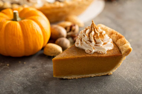 Tarte à la citrouille traditionnelle à la crème fouettée — Photo