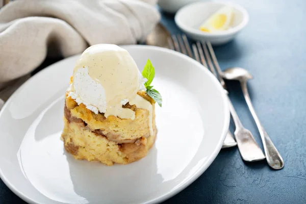 Pouding au pain aux pommes avec crème glacée — Photo