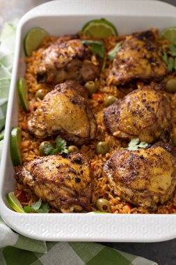 Bir fırın kabında Arroz con pollo