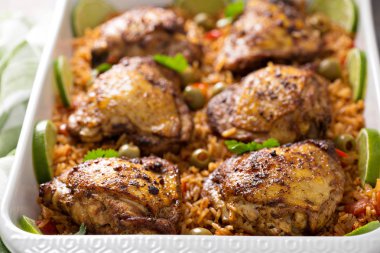 Bir fırın kabında Arroz con pollo