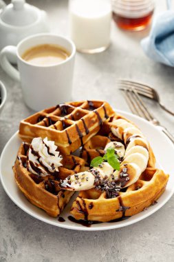 Muz ve çikolata ile kahvaltı waffle