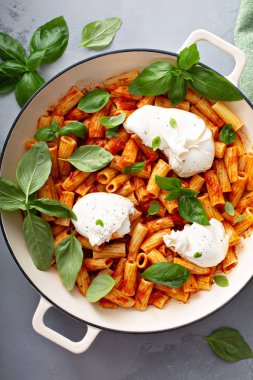 Buratta ile Penne makarna marinara