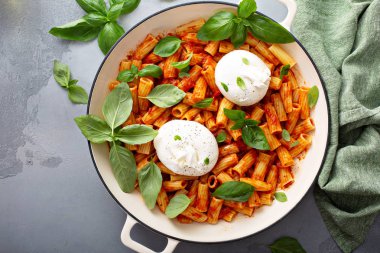 Buratta ile Penne makarna marinara