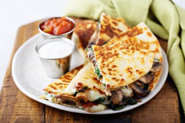 Mantar ve peynir quesadillas