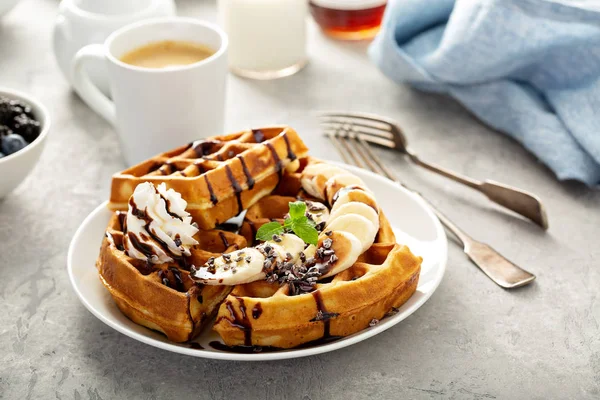 早餐华夫饼，香蕉和巧克力 — 图库照片