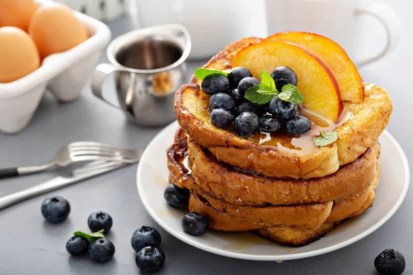 Torradas francesas com frutas frescas para o café da manhã — Fotografia de Stock