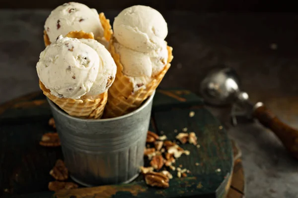 Caramelo caseiro pecan cones de sorvete — Fotografia de Stock
