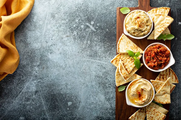 Mezze board avec pita et trempettes — Photo