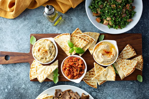 Mezze board avec pita et trempettes — Photo