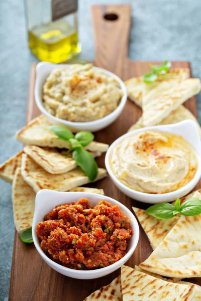 Mezze board with pita and dips — Stock Photo, Image