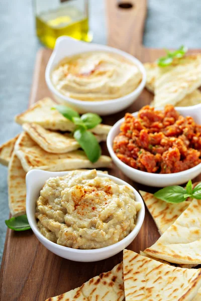 Mezze board avec pita et trempettes — Photo