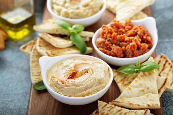 Mezze board with pita and dips — Stock Photo, Image