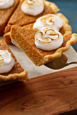 Marshmallow soslu tatlı patates turtası