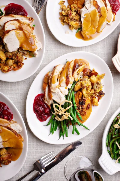 Праздничный ужин в честь Дня благодарения с тарелками еды — стоковое фото