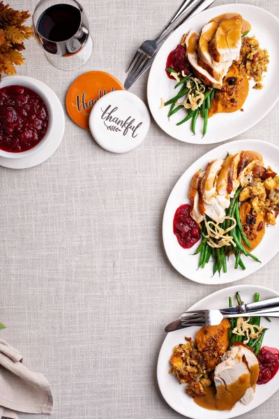 Feestelijke Thankgiving eettafel met borden van voedsel — Stockfoto