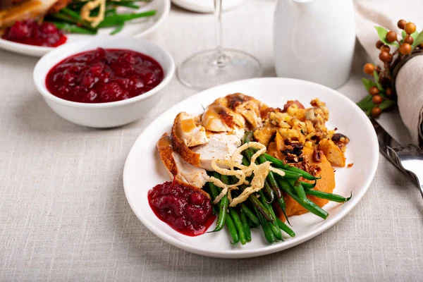 Праздничный ужин в честь Дня благодарения с тарелками еды — стоковое фото