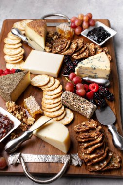 Ballı ve krakerli peynir tahtası