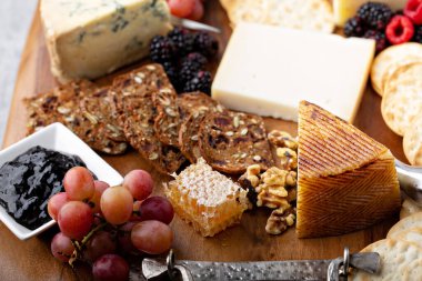 Ballı ve krakerli peynir tahtası