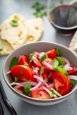 Domatesli ve soğanlı taze yaz salatası.