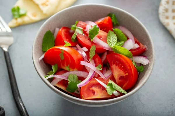 Salada de verão fresca com tomate e cebola vermelha — Fotografia de Stock