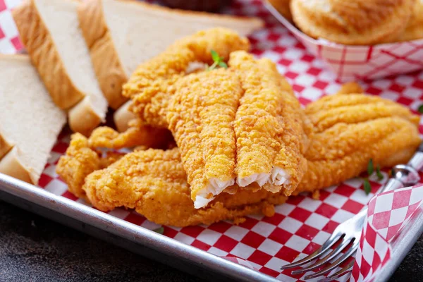 Жареная рыба с тостами — стоковое фото