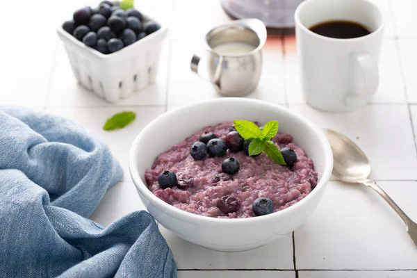 Blueberry oatmeal for breakfast — Stock Photo, Image