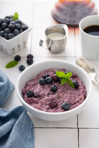 Blåbär havregryn till frukost — Stockfoto