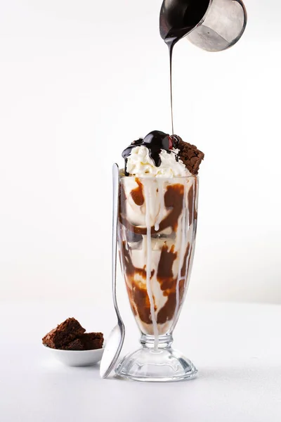 Helado de chocolate helado con crema batida — Foto de Stock
